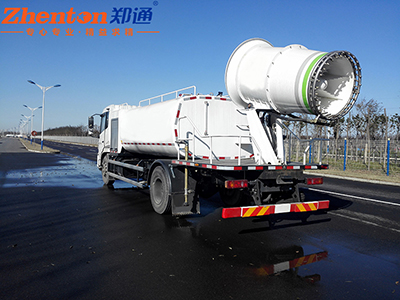 河南某汽車集團(tuán)使用我司車載霧炮機(jī)進(jìn)行道路抑塵工作